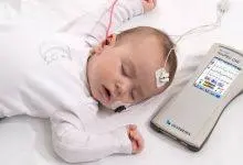 رضيع يخضع لفحص سمع متنقل