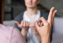 شخصان يتواصلان بلغة الإشارة