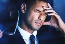 شخص يعاني من صداع