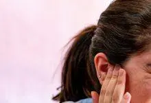 امرأة تعاني من ألم الأذن