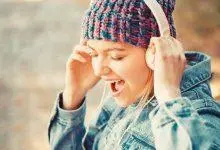 امرأة تستمتع بالموسيقى عبر سماعات الرأس