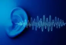 صورة أذن وموجات صوتية زرقاء