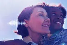 امرأة وطفل يبتسمان مع مؤثرات صوتية