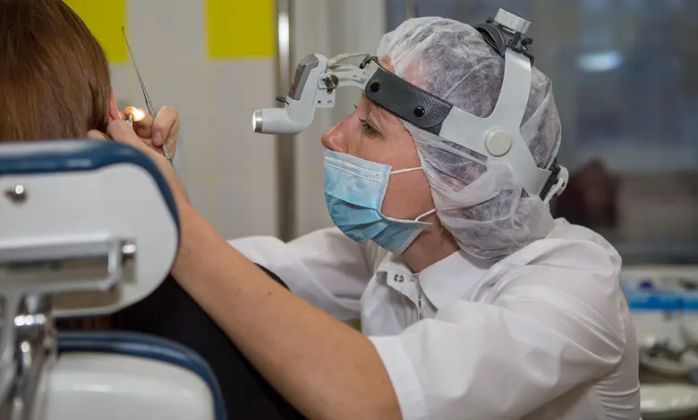 Examen médical de l'oreille par un médecin