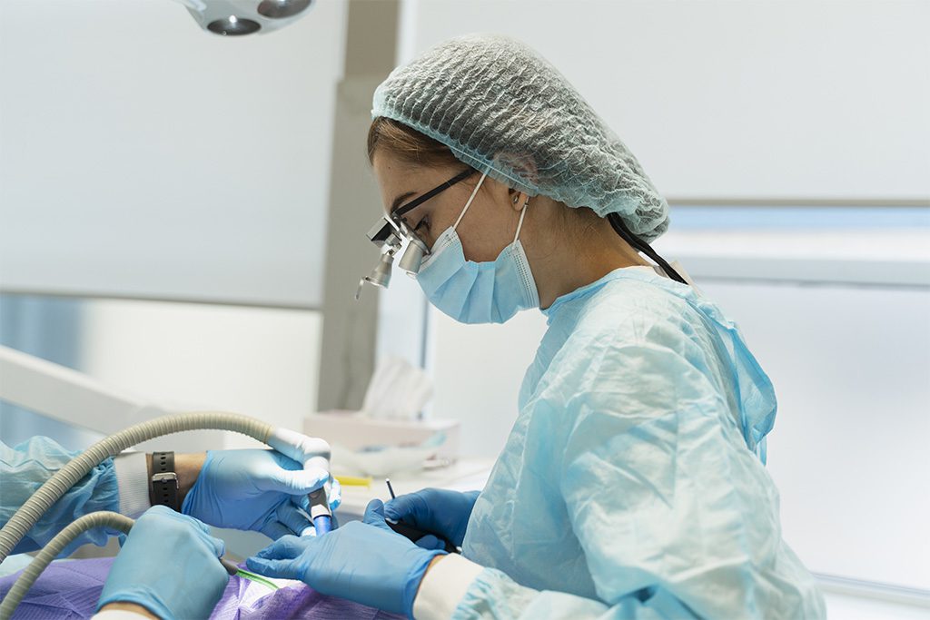 Chirurgienne en action dans une salle opératoire