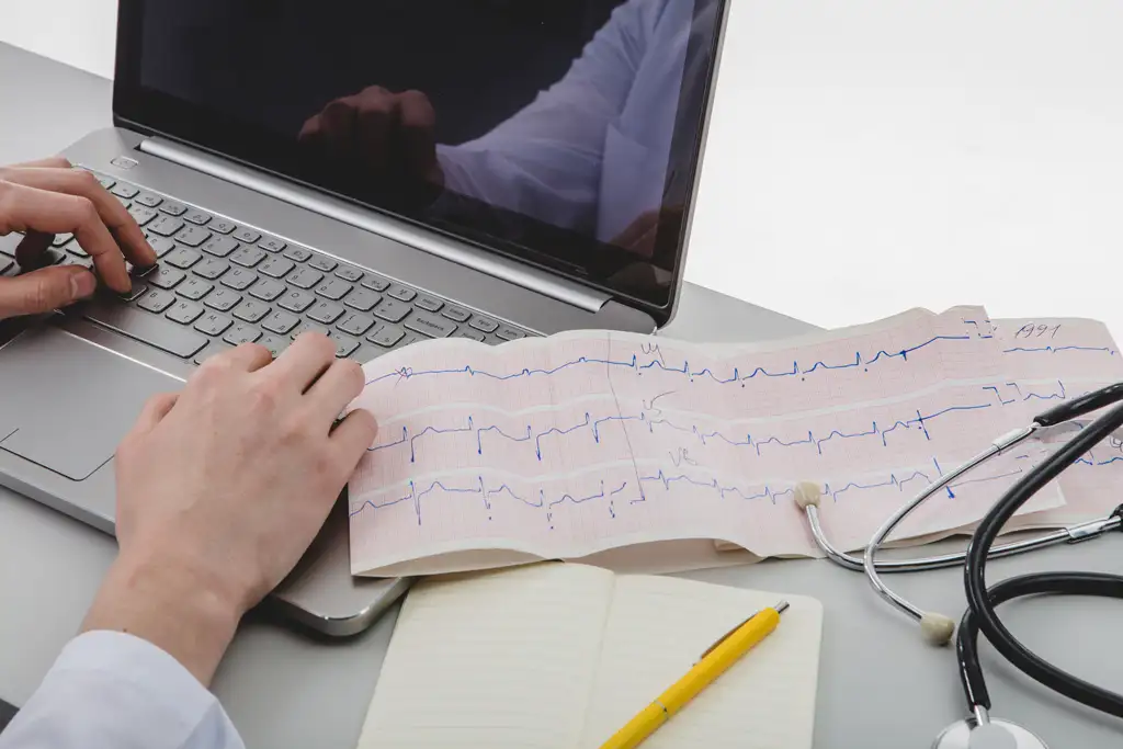 Médecin analysant ECG sur ordinateur portable