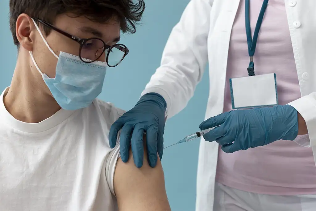 Vaccination d'un patient par un professionnel de santé.