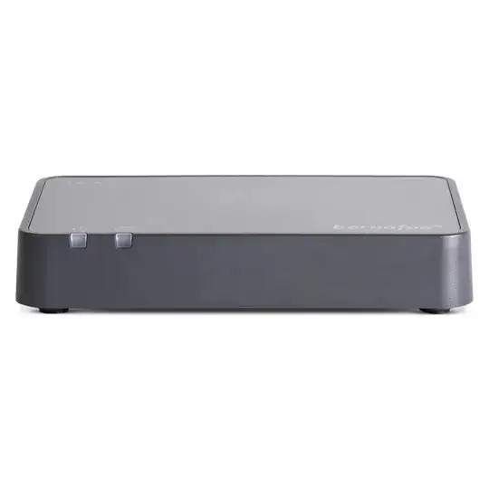 Amplificateur d'audio gris foncé sur fond blanc.