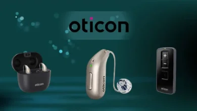 Appareils auditifs Oticon modernes et accessoires.