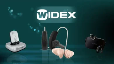 Produits auditifs Widex sur fond vert.