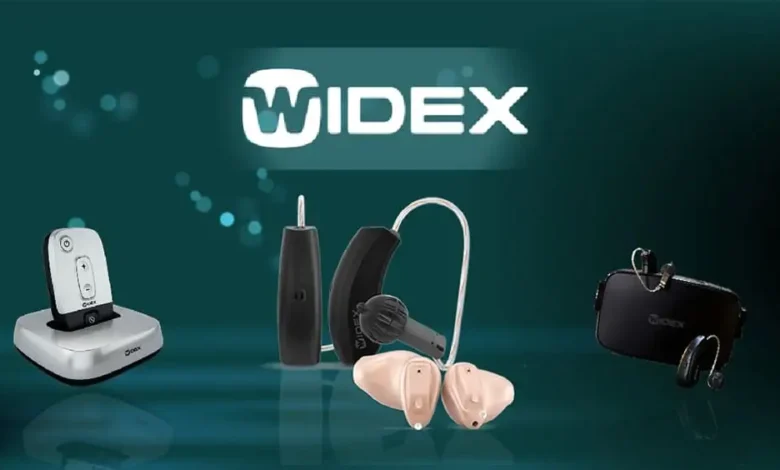 Produits auditifs Widex sur fond vert.