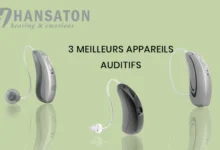 Trois appareils auditifs Hansaton modernes sur fond vert.