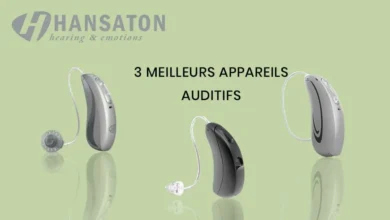 Trois appareils auditifs Hansaton modernes sur fond vert.