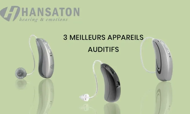 Trois appareils auditifs Hansaton modernes sur fond vert.