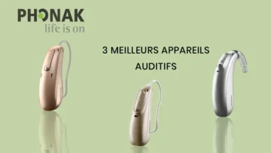 Trois appareils auditifs Phonak sur fond vert.