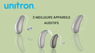 Trois appareils auditifs Unitron sur fond vert.