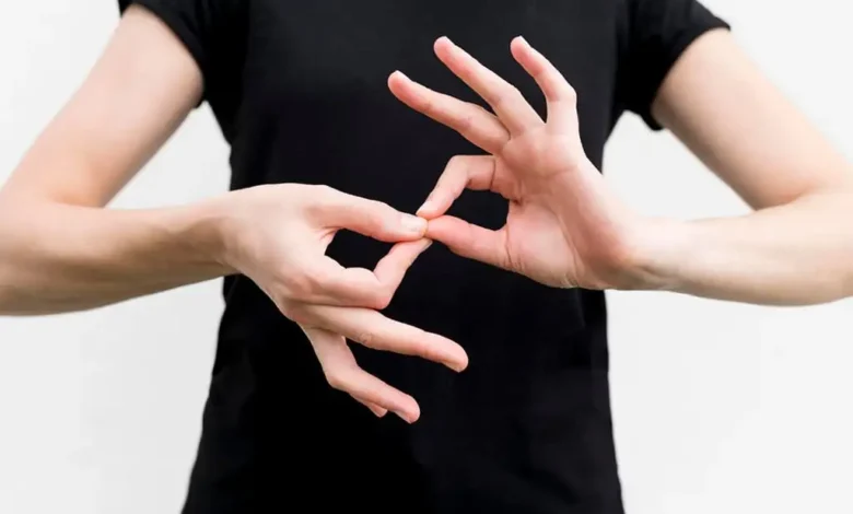 Personne utilisant la langue des signes.